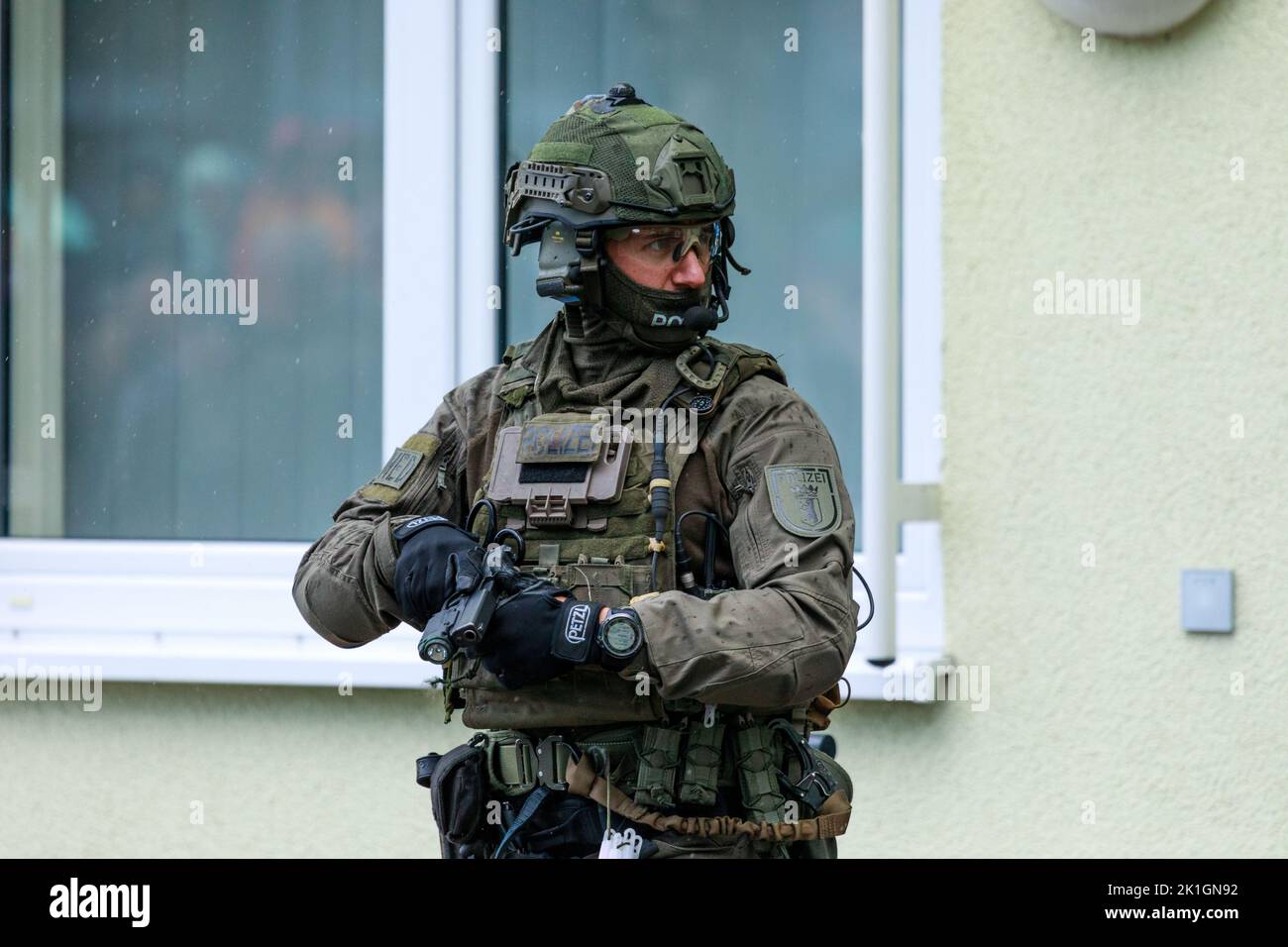 Berlino/Germania - 18 settembre 2022: Le unità tattiche della polizia tedesca, in tedesco Spezialeinsatzkommando Polizei, SEK, praticano un attacco terroristico. Foto Stock