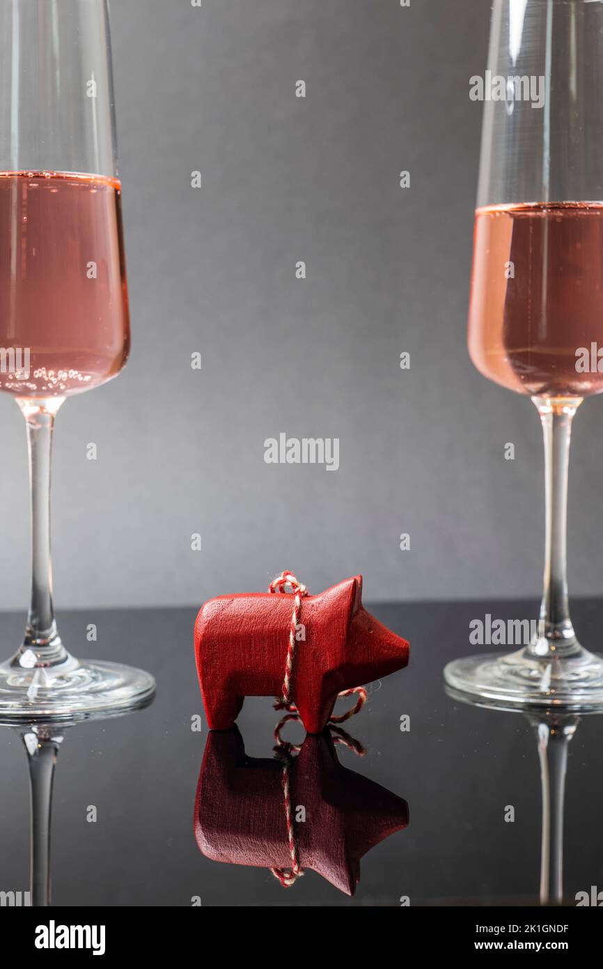 Auguri di Capodanno con vino frizzante e maiali fortunati Foto Stock