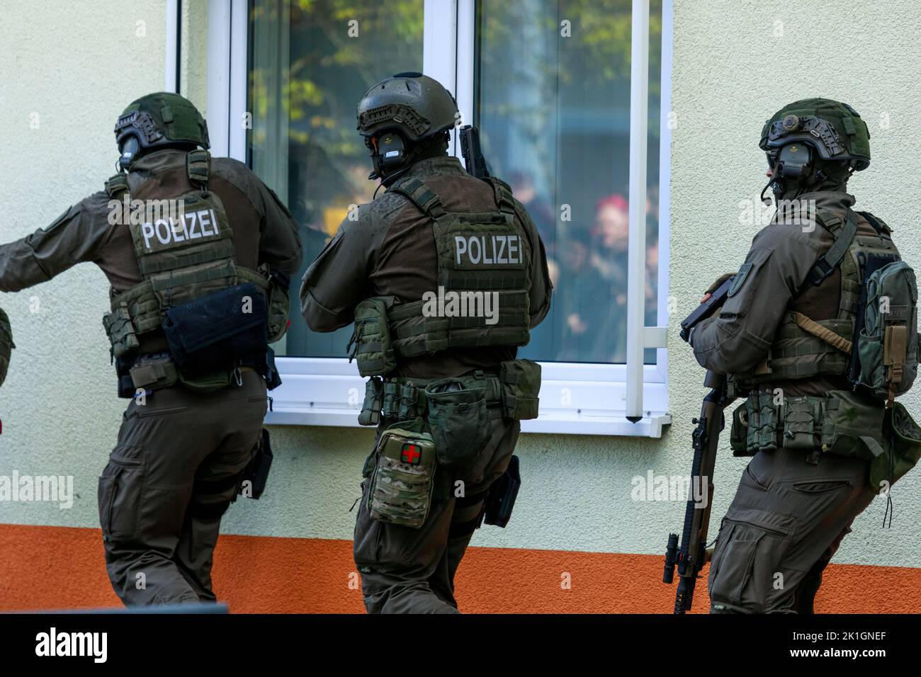 Berlino/Germania - 18 settembre 2022: Le unità tattiche della polizia tedesca, in tedesco Spezialeinsatzkommando Polizei, SEK, praticano un attacco terroristico. Foto Stock