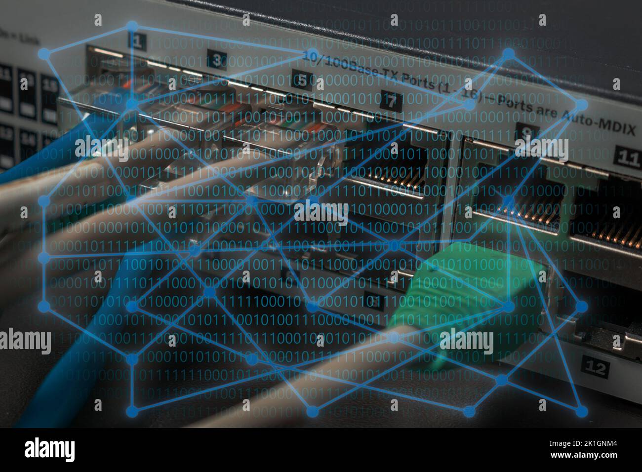 Grande concetto di reti e sicurezza informatica. Diagramma di rete con testo binario. Apparecchiatura di rete o switch in background. Foto Stock