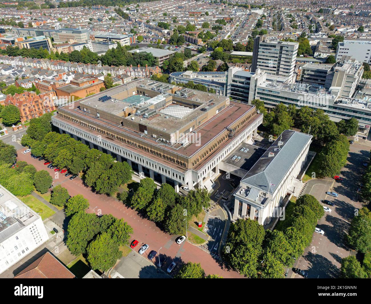 Cardiff, Galles - Settembre 2022: Veduta aerea dei principali uffici amministrativi del governo gallese nel Cathays Park, nel centro civico della città Foto Stock
