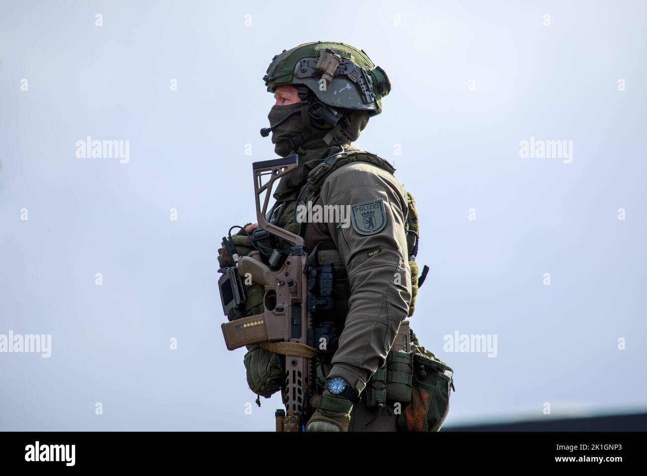 Berlino/Germania - 18 settembre 2022: Le unità tattiche della polizia tedesca, in tedesco Spezialeinsatzkommando Polizei, SEK, praticano un attacco terroristico. Foto Stock