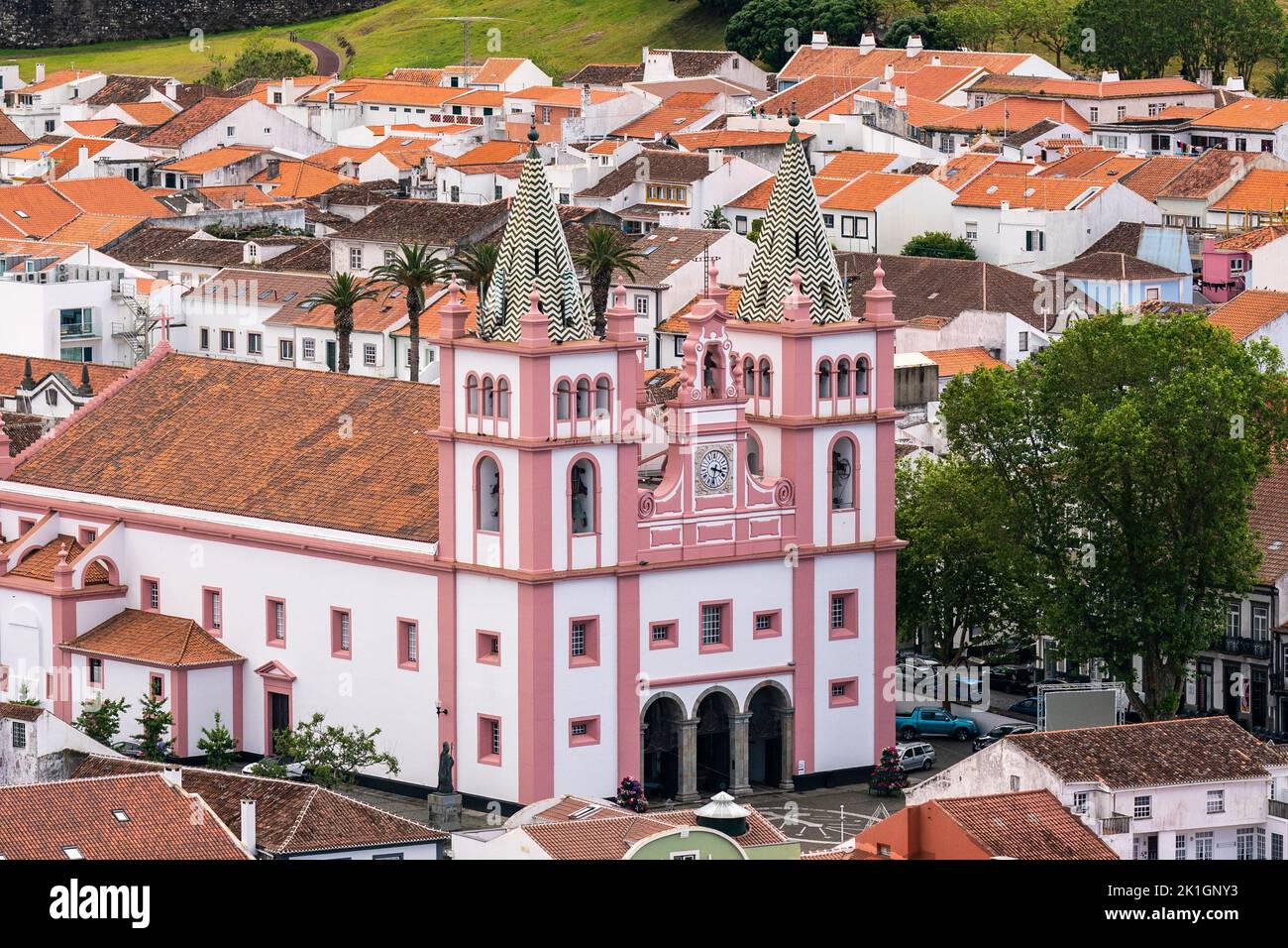 Vista della città con la cattedrale rosa Santissimo Salvador da se Chiesa dall'Outeiro da memoria, in Angra do Heroismo, Terceira Island, Azzorre, Portogallo. Foto Stock