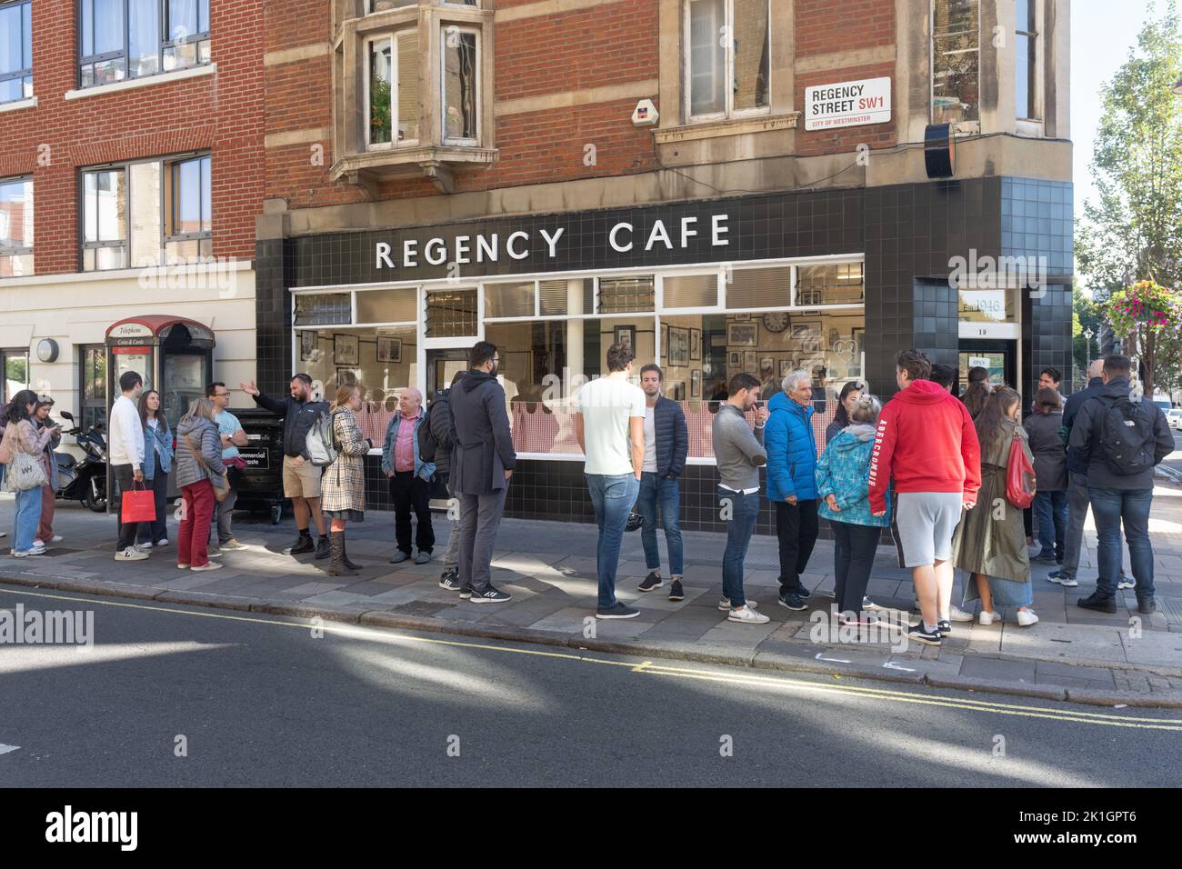 No fronzoli angolo caffè con esterno piastrellato, per colazioni inglesi complete e tradizionale menu britannico Foto Stock