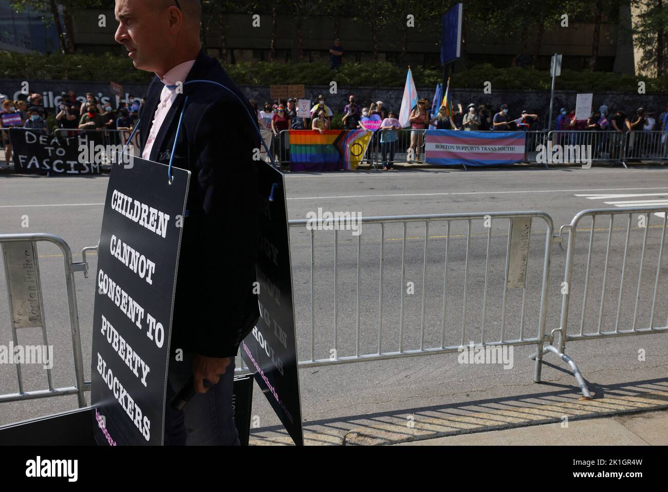 'Billboard Chris', che si oppone alle cure mediche per i giovani transgender, si trova di fronte ai contro-manifestanti fuori dal Children's Hospital di Boston, Massachusetts, Stati Uniti, 18 settembre 2022. REUTERS/Brian Snyder Foto Stock