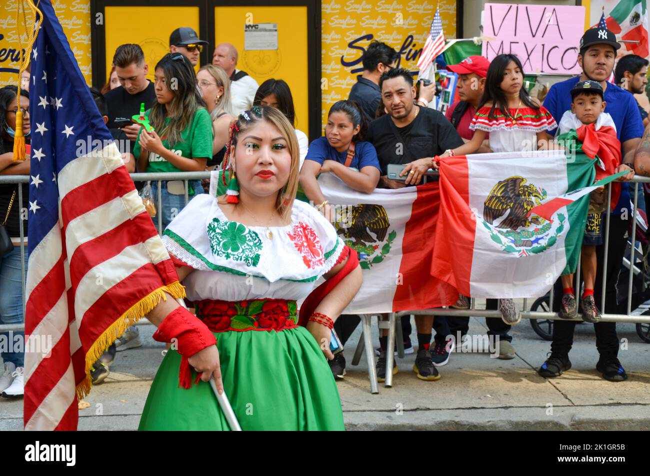 Il partecipante alla Parata indossa il costume tradizionale messicano e tiene la bandiera degli Stati Uniti durante la Parata annuale del giorno messicano lungo Madison Avenue a New Yor Foto Stock