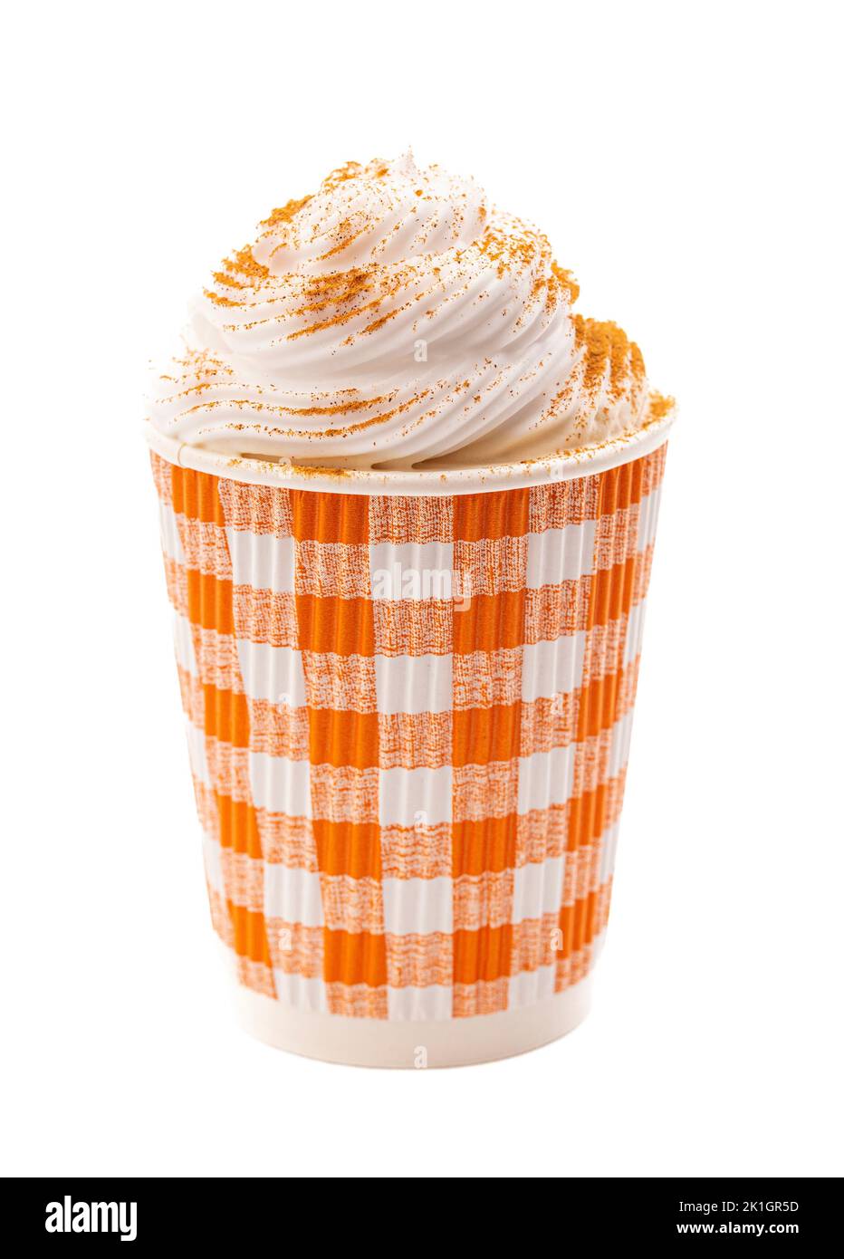 Una zucca Spice latte con panna montata in una tazza monouso su sfondo bianco Foto Stock