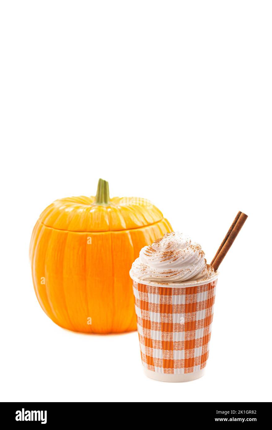 Una zucca Spice latte con panna montata in una tazza monouso su sfondo bianco Foto Stock