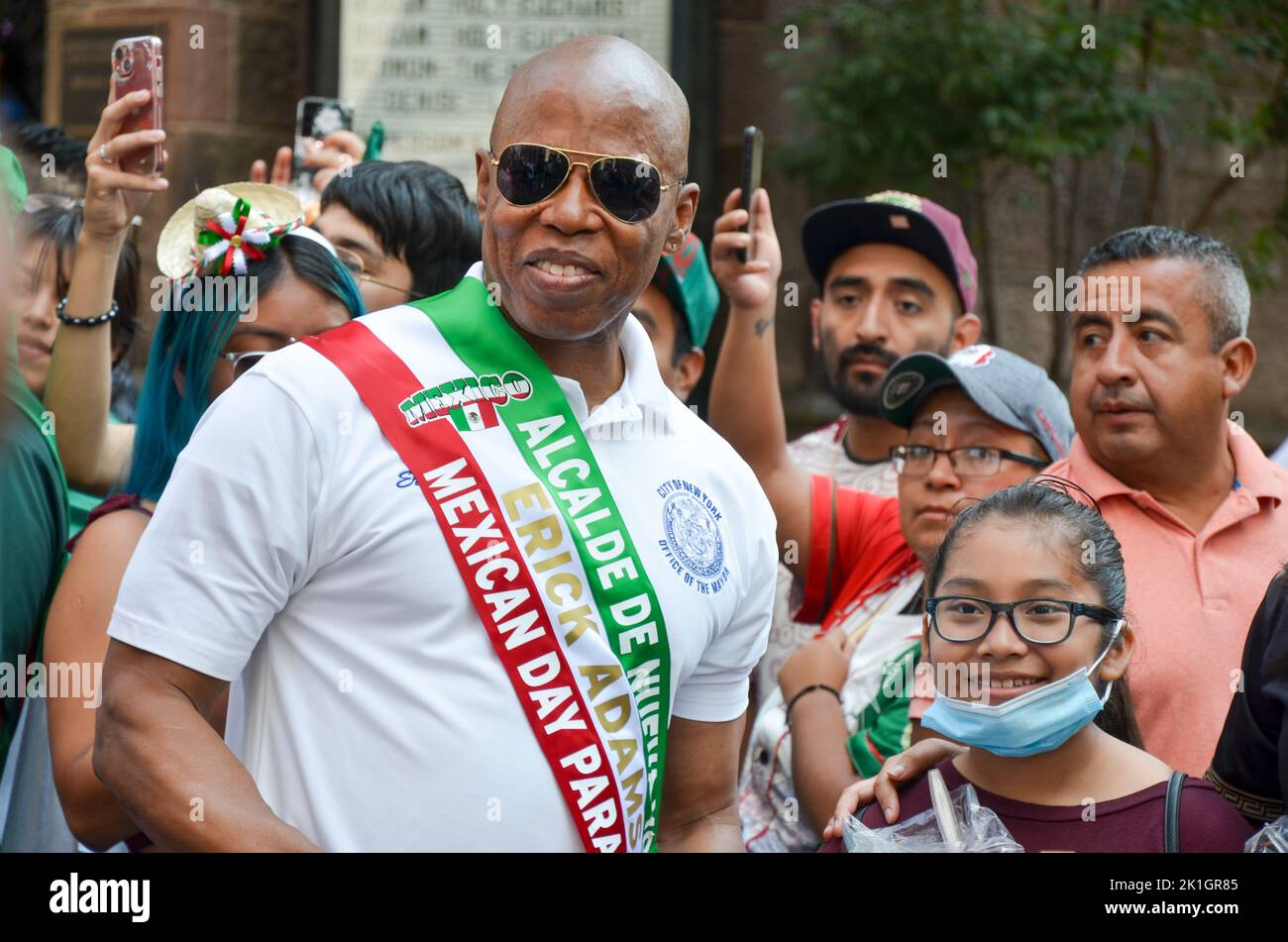 Il sindaco Eric Adams (D) è visto in posa per una foto con una giovane ragazza all'annuale Mexican Day Parade lungo Madison Avenue a New York City il 18 settembre 2 Foto Stock