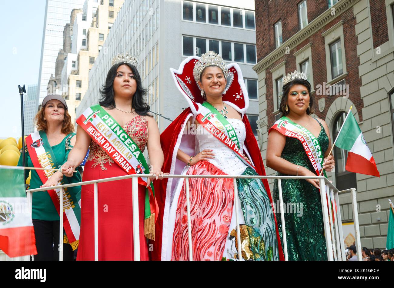 Kayla, Maria e Aurora sono viste su una parata galleggiante durante la parata annuale del giorno Messicano lungo Madison Avenue a New York City il 18 settembre 2022. Foto Stock