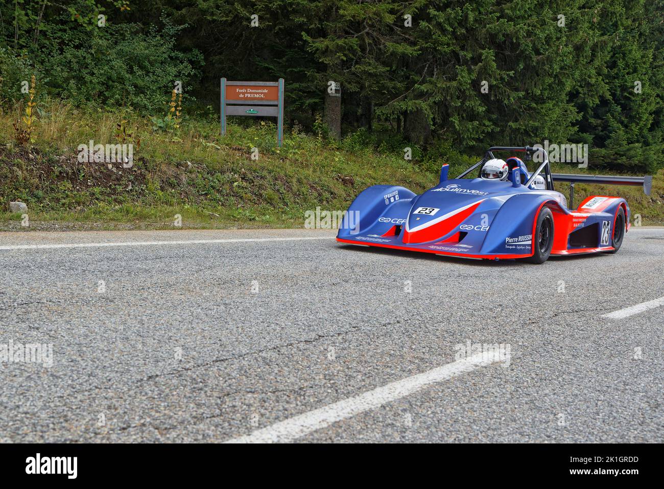 CHAMROUSSE, FRANCIA, 20 agosto 2022 : Automobile da corsa durante la corsa in salita Chamrousse. L'arrampicata è un ramo del motorsport in cui i piloti competono contro Foto Stock