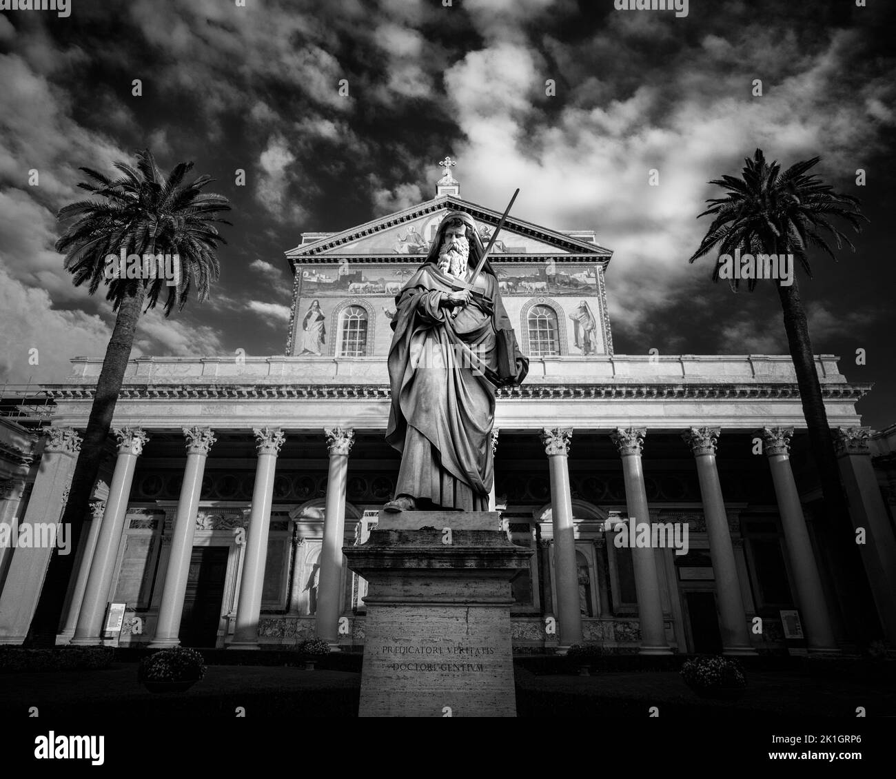 Una foto in scala di grigi della Basilica Papale di San Paolo fuori le Mura. Roma, Italia. Foto Stock