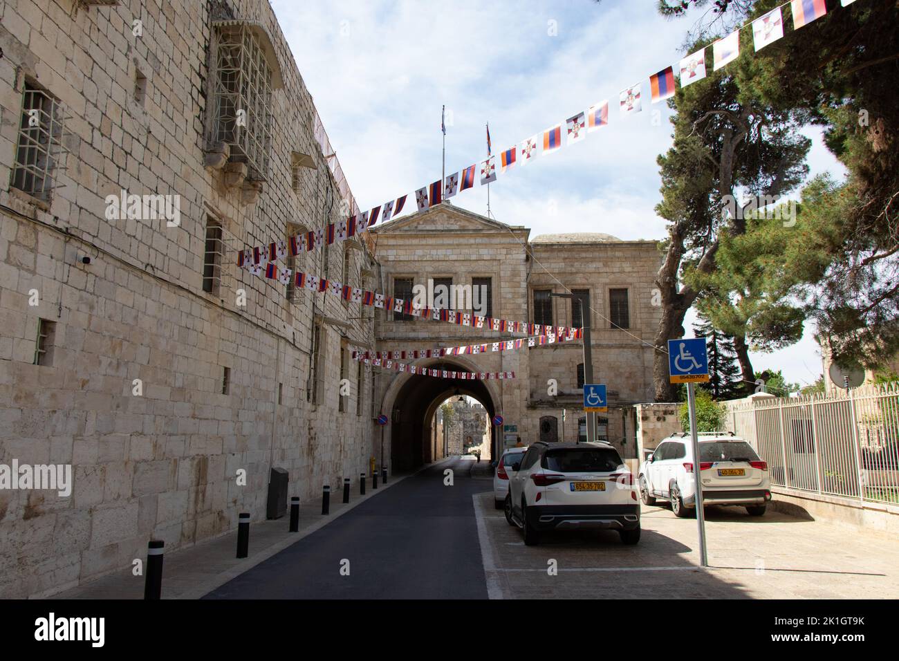 Gerusalemme - Israele: 22 aprile 2022. Quartiere armeno nella città vecchia di Gerusalemme. Strada storica della città vecchia Foto Stock