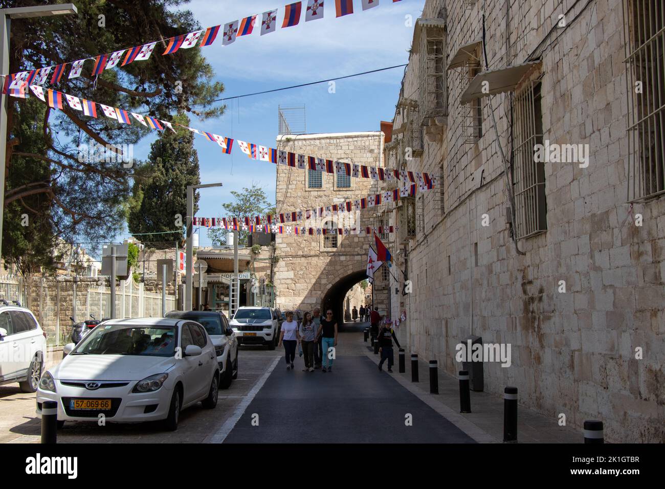 Gerusalemme - Israele: 22 aprile 2022. Quartiere armeno nella città vecchia di Gerusalemme. Strada storica della città vecchia Foto Stock