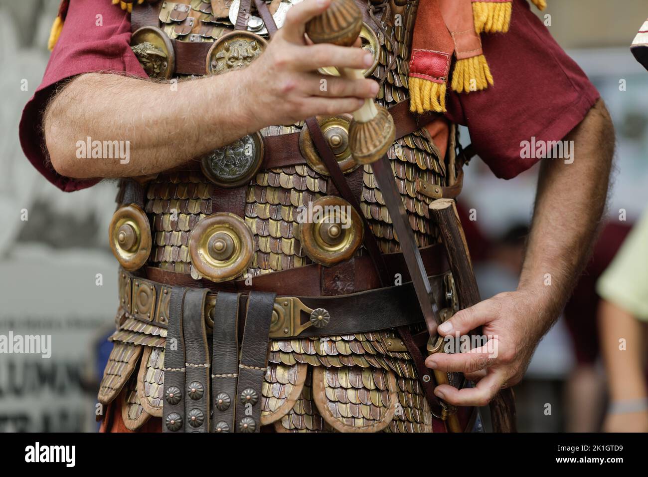 Bucarest, Romania - 17 settembre 2022: Dettagli con l'armatura e l'abbigliamento di un antico generale romano durante una storica rievocazione. Foto Stock