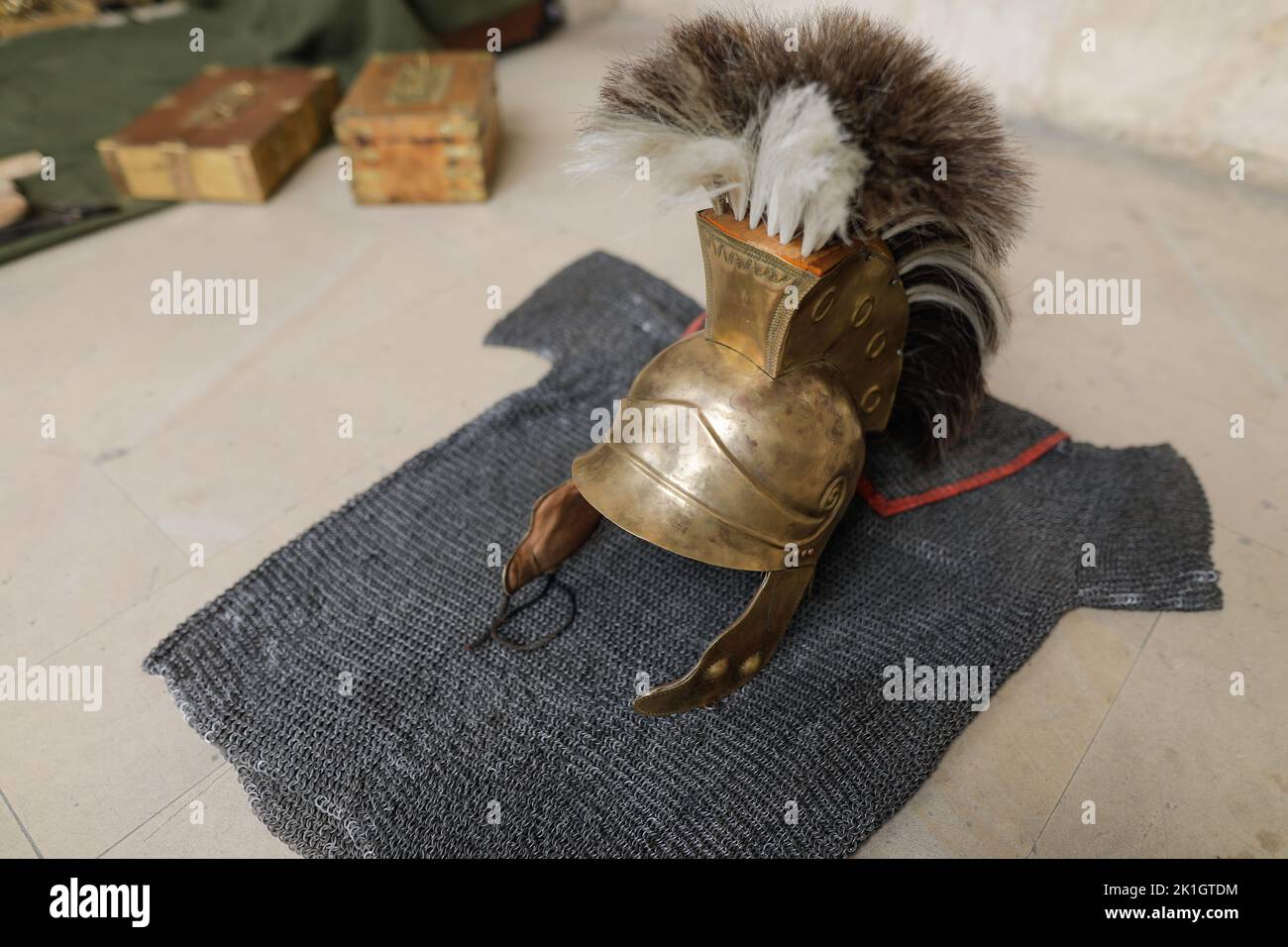 Bucarest, Romania - 17 settembre 2022: Dettagli con un antico casco Dacian replica durante una storica manifestazione di rievocazione. Foto Stock