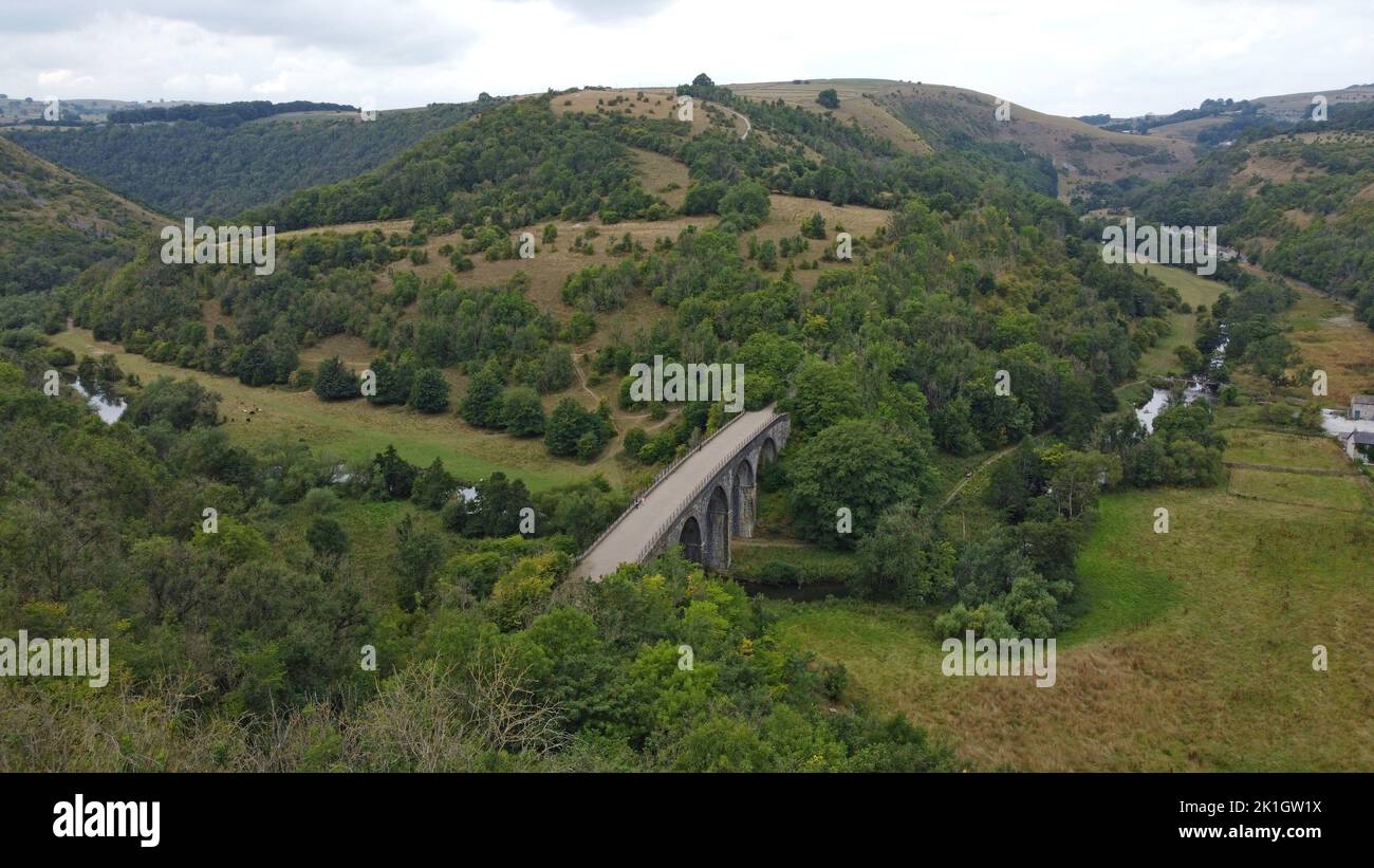 Viadotto di Headstone, a Monsal Head, sul sentiero Monsal Walking & cycling sulla linea ferroviaria Matlock Buxton in disuso. Peak District, agosto 2022 Foto Stock