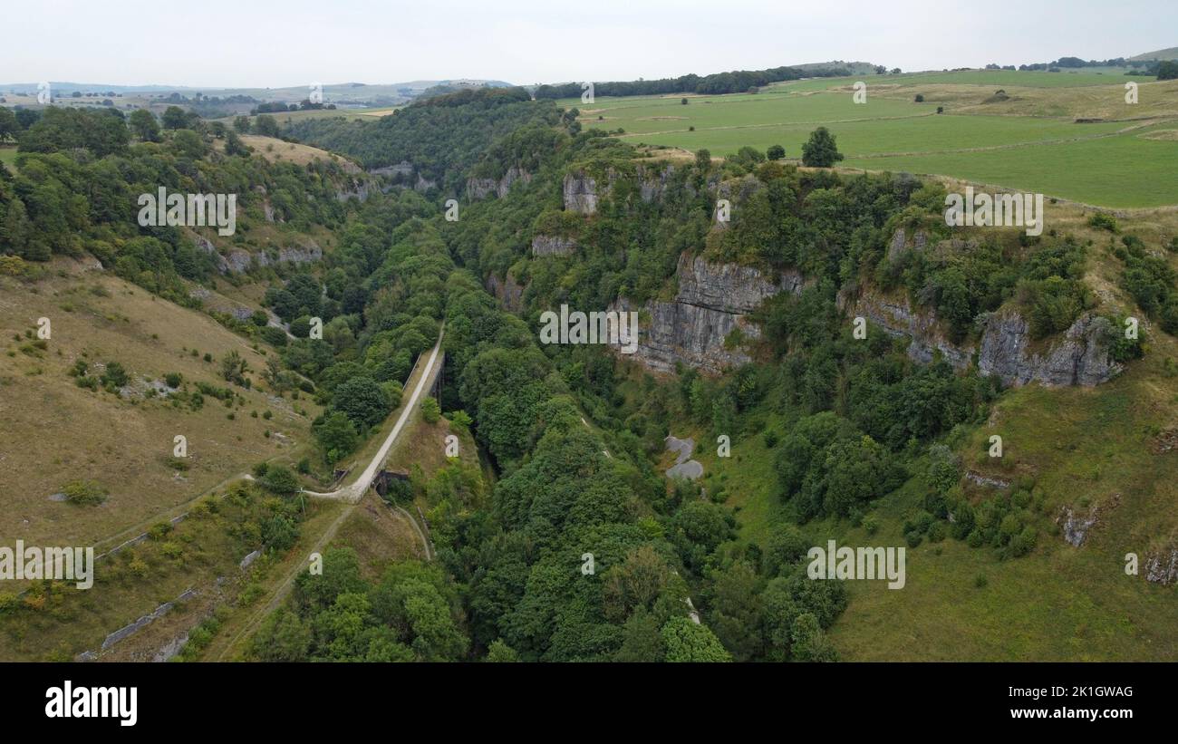 Una vista aerea del Monsal Trail, percorso a piedi e in bicicletta attraverso un taglio nelle rocce, Peak District National Park, Derbyshire, agosto 2022 Foto Stock