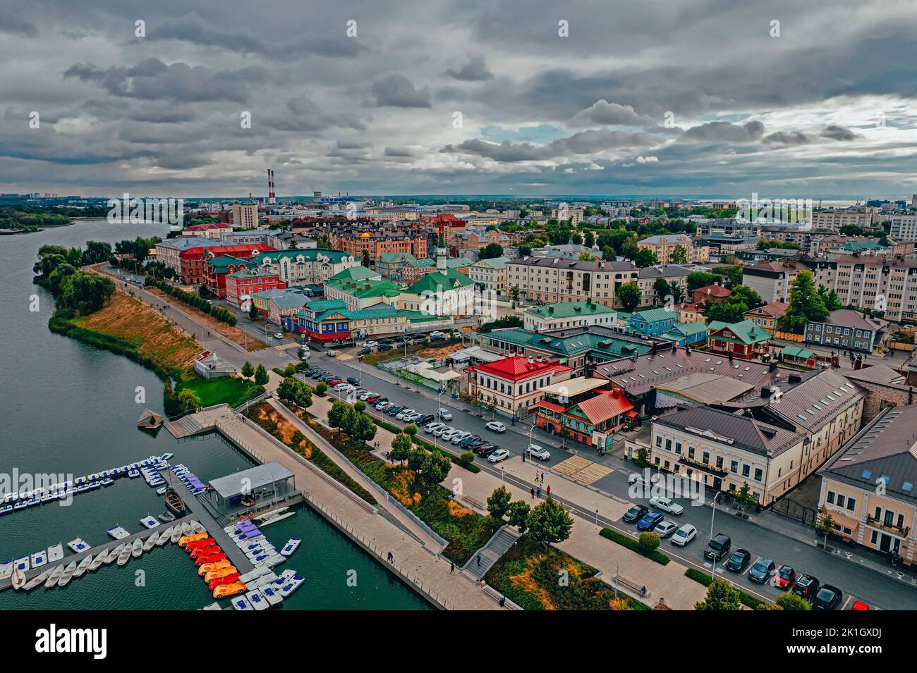 Vecchio quartiere Tatar. Tradizionale quartiere Tatar sulla riva del lago Kaban a Kazan. Una bella vista di Kazan dall'alto. Foto Stock