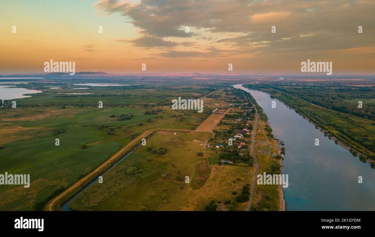 Fotografia aerea ripresa sul delta del Danubio, vicino a Sulina, Romania. La fotografia è stata scattata da un drone ad un'altitudine più alta all'alba. Foto Stock