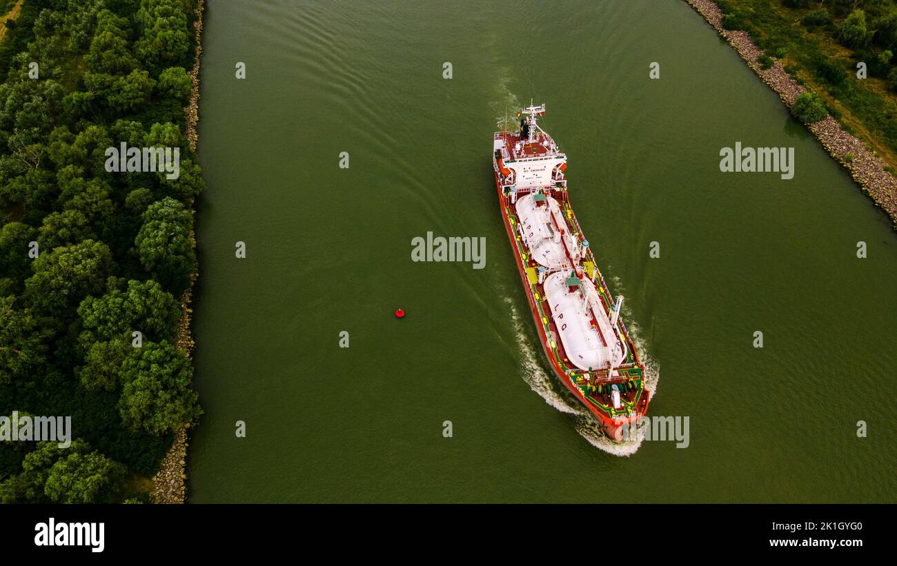 Fotografia aerea di una nave da trasporto merci vista sul Danubio all'alba. La foto è stata scattata da un drone ad un'altitudine più alta con la macchina fotografica abbassata Foto Stock