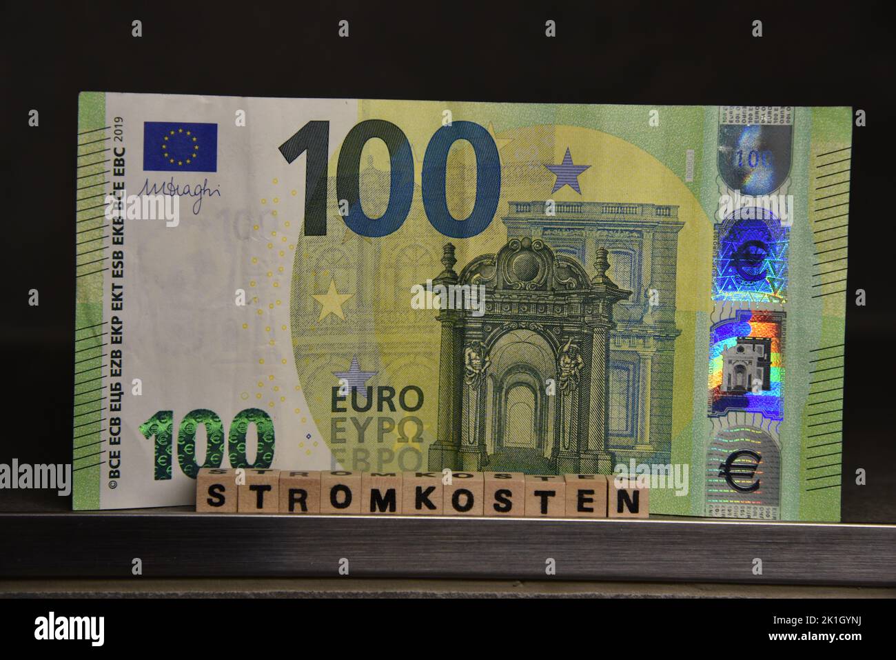 la parola per i costi di energia con mattoni wodden e una presa Foto Stock