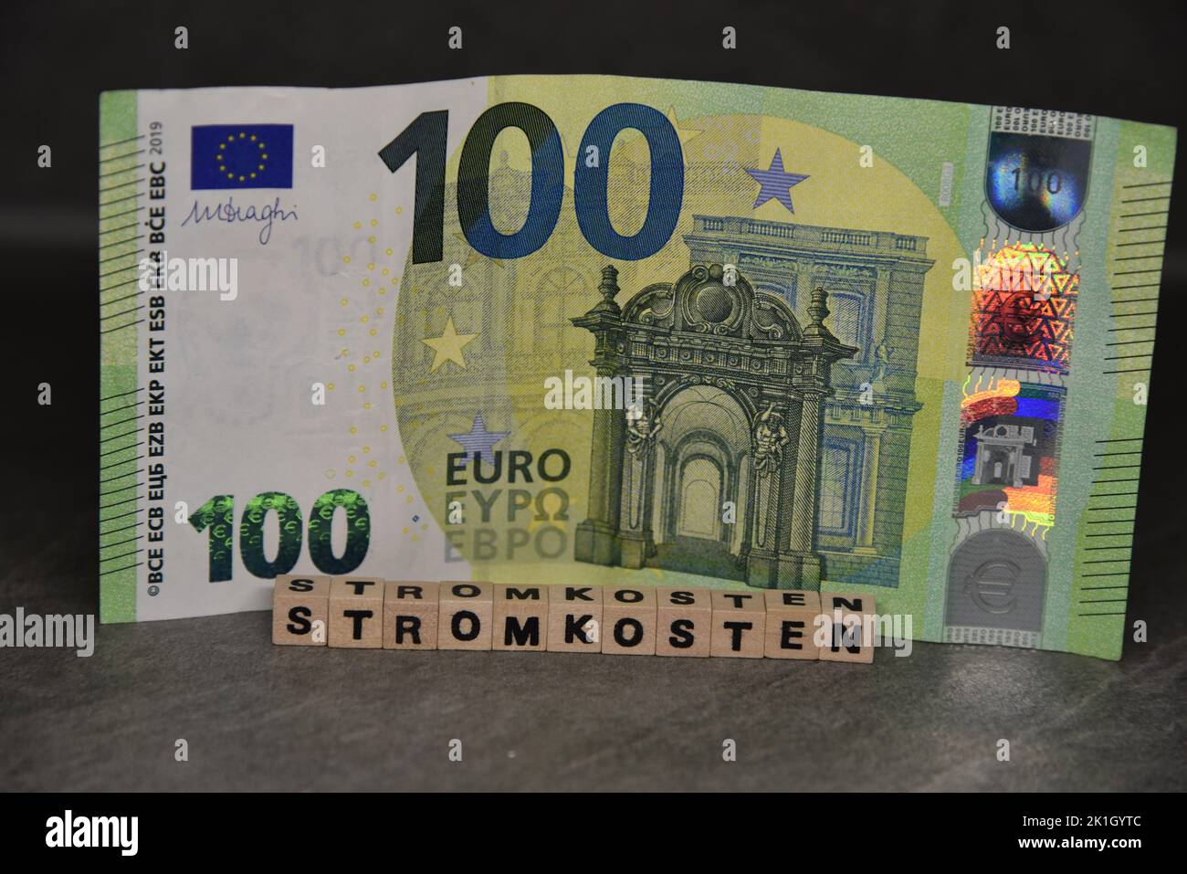 la parola per i costi di energia con mattoni wodden e una presa Foto Stock