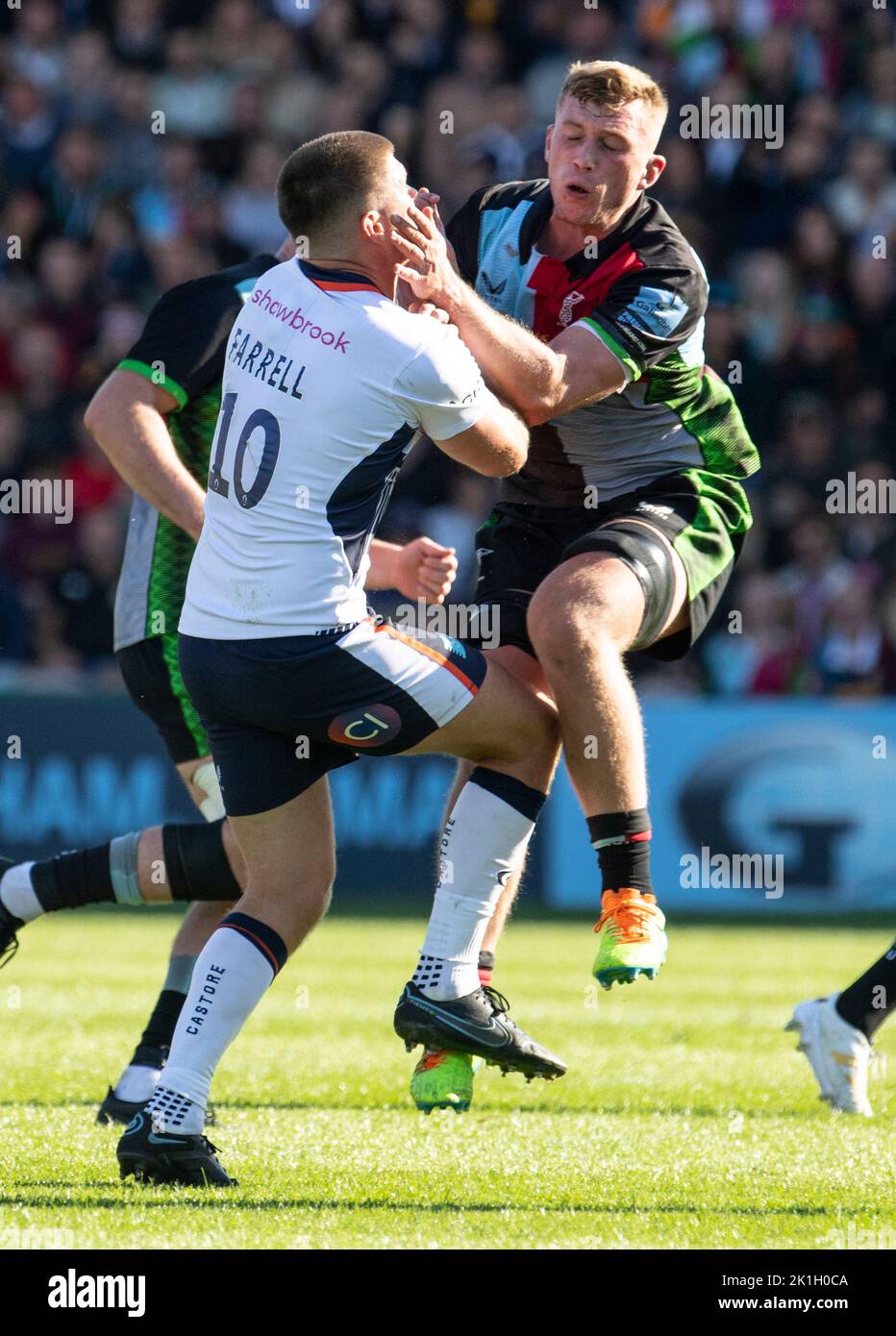 Owen Farrell si scontra con Luke Northmore durante la partita di rugby Gallagher Premiership tra Harlequins e Saracens al Twickenham Stoop Stadium ON Foto Stock
