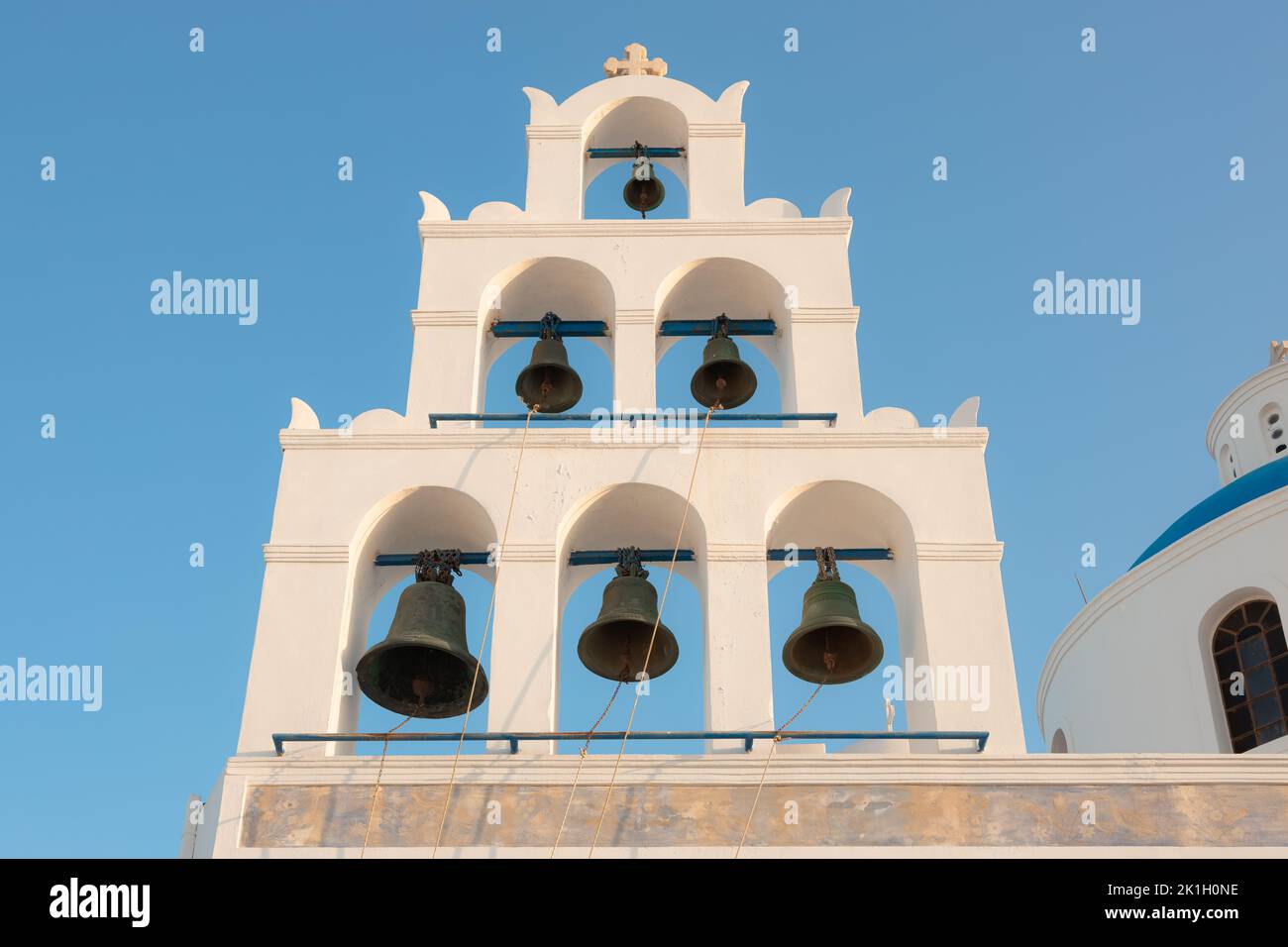 La tradizionale chiesa greco-ortodossa campane presso la Chiesa di Panagia Akathistos Hymn nella città vecchia di Oia, sull'isola greca di Santorini, Grecia. Foto Stock