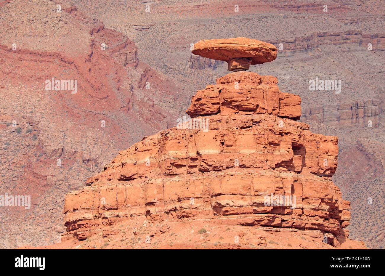 Famosa roccia di Mexican Hat, zona della Monument Valley, Utah, USA Foto Stock