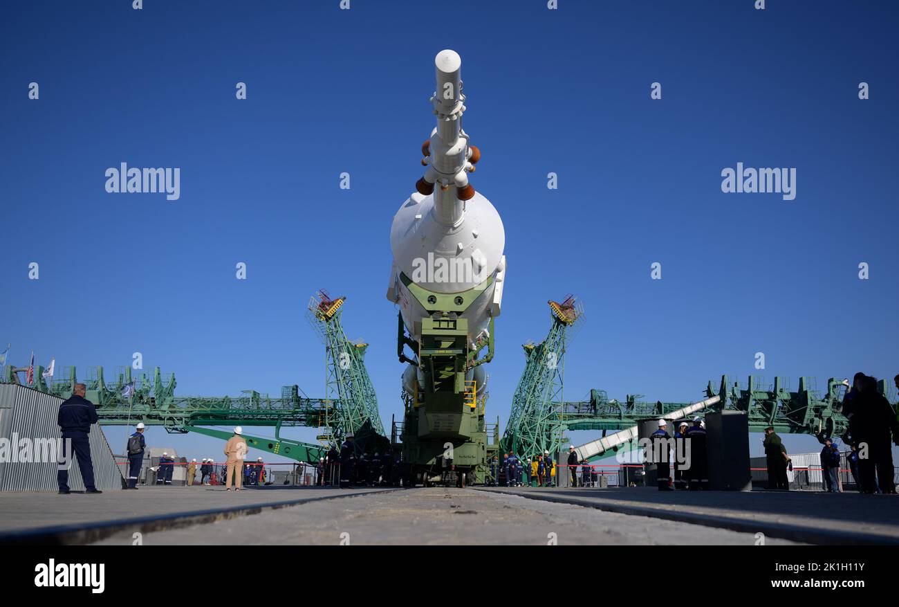 Baikonur , Kazakistan. 18 Settembre 2022. La navicella spaziale russa Soyuz MS-22 e il razzo booster sono sollevati in verticale dopo aver rotolato via treno al piazzale di lancio 31 del Cosmodromo di Baikonur, 18 settembre 2022 a Baikonur, Kazakhstan. Spedizione Stazione spaziale Internazionale 68 membri dell'equipaggio l'astronauta Frank Rubio della NASA, e i cosmonauti Sergey Prokopyev e Dmitri Petelin del Roscosmos saranno lanciati il 21st settembre al laboratorio orbitante. Credit: Bill Ingalls/NASA/Alamy Live News Foto Stock