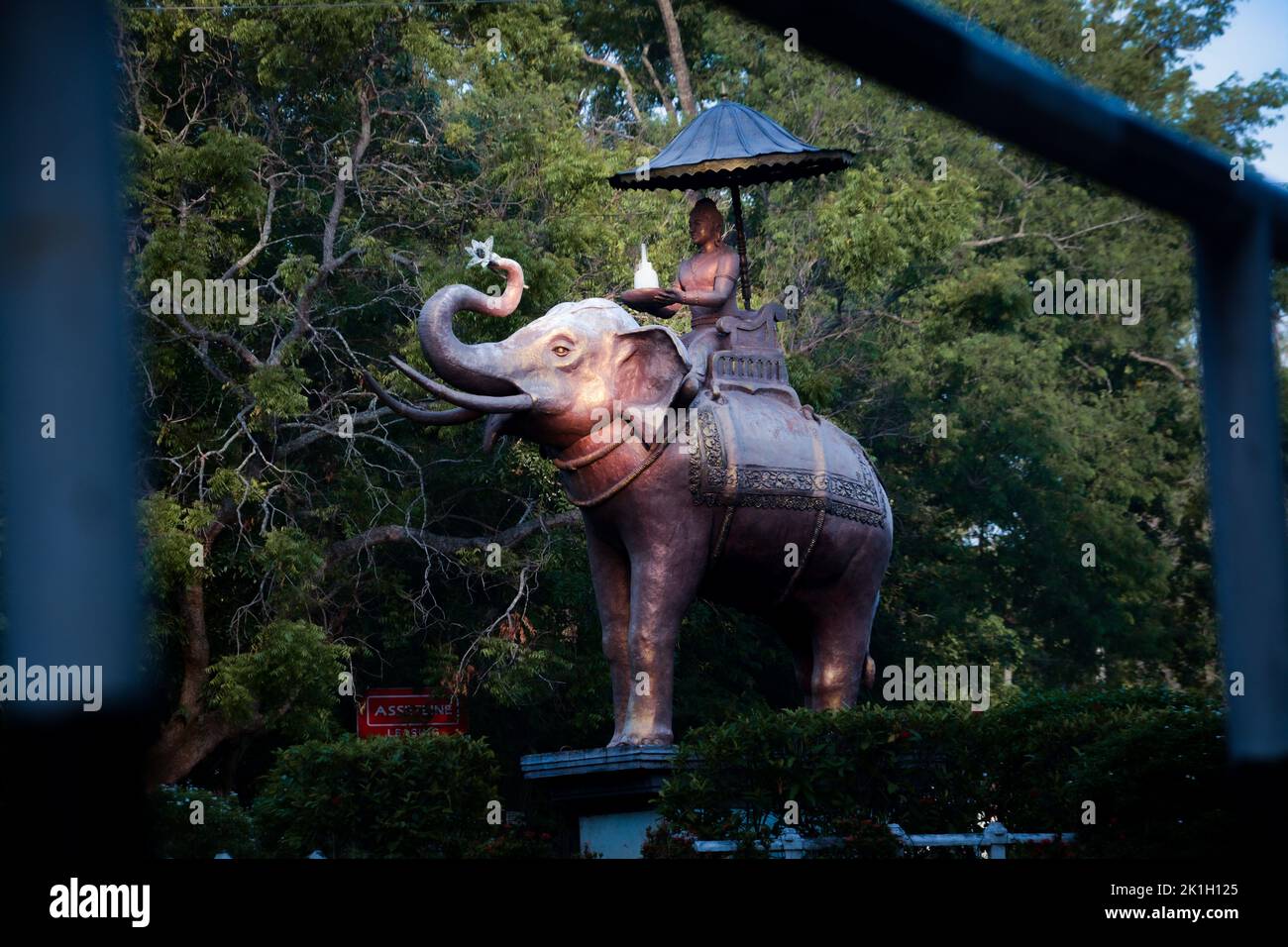 La scultura asiatica dell'elefante con il re Dutugamunu in Sri Lanka Foto Stock