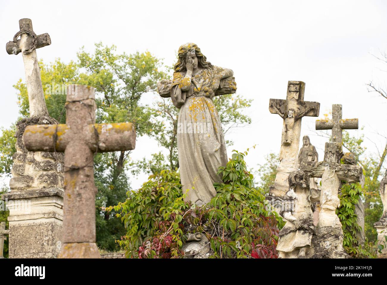 Vecchio cimitero degli ebrei polacchi in Ucraina. Antiche tombe abbandonate. Cimitero scultura dei secoli 18th ° e 19th °, Cimitero in Ucraina Foto Stock
