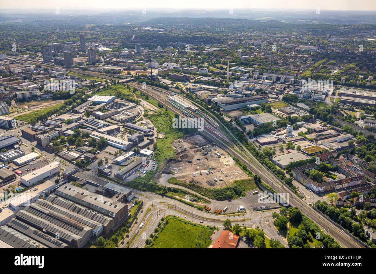 Veduta aerea, cantiere per il Centro di formazione regionale RTZ della polizia, Frohnhauser Straße, linea ferroviaria con officina DB Regio in NRW, Westvi Foto Stock