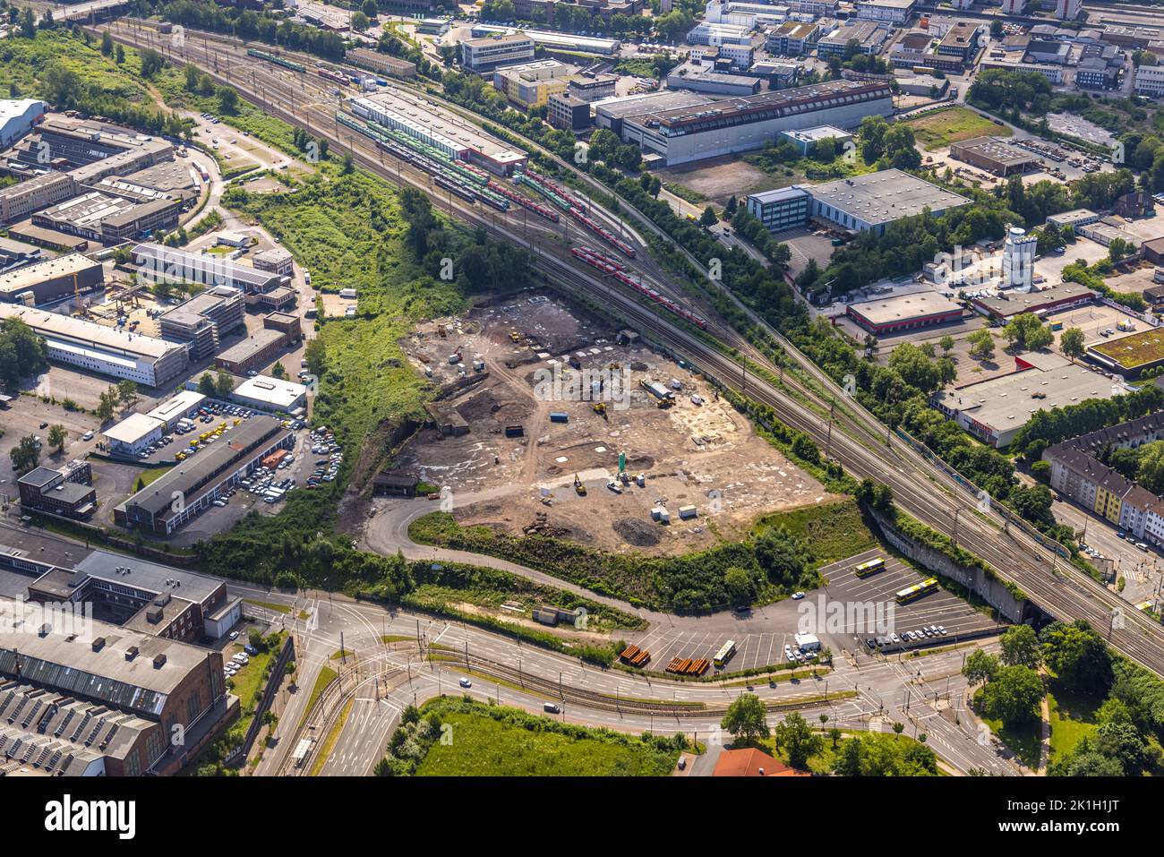 Veduta aerea, cantiere per il Centro di formazione regionale RTZ della polizia, Frohnhauser Straße, linea ferroviaria con officina DB Regio in NRW, Westvi Foto Stock