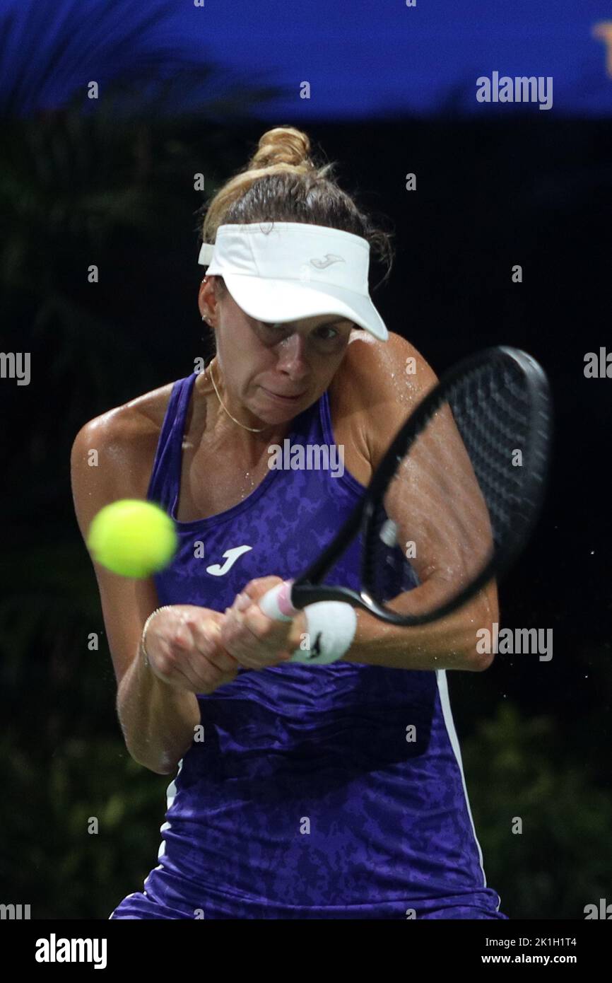 Chennai, Tamil Nadu, India. 18th Set, 2022. Magda Linetta dalla Polonia in azione contro Linda Fruhvirtova dalla Repubblica Ceca durante la finalissima femminile del torneo di tennis Chennai Open 2022 del WTA Tour a Chennai. (Credit Image: © Sri Loganathan/ZUMA Press Wire) Foto Stock