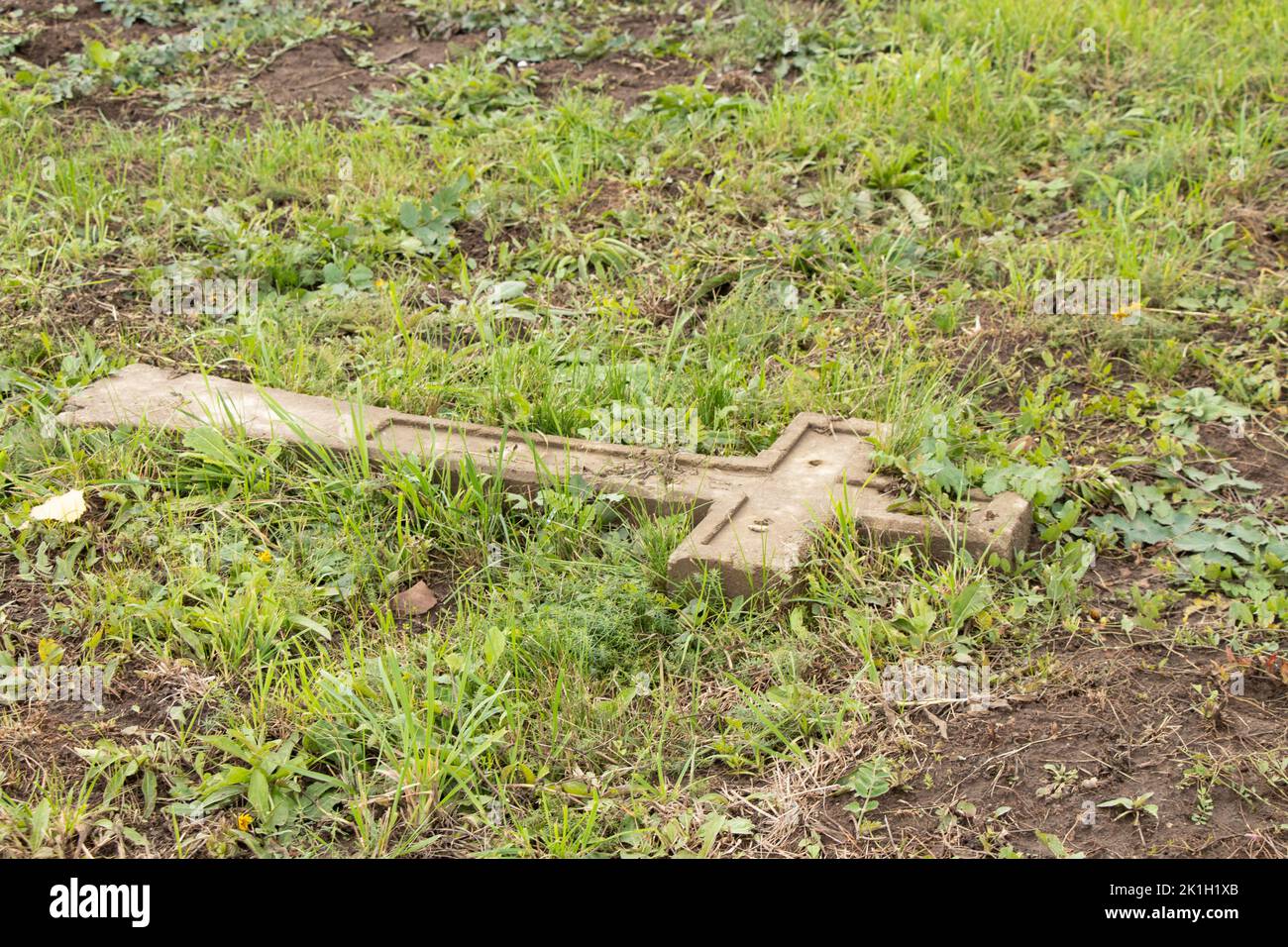 Vecchio cimitero degli ebrei polacchi in Ucraina. Antiche tombe abbandonate. Cimitero scultura dei secoli 18th ° e 19th °, Cimitero in Ucraina Foto Stock