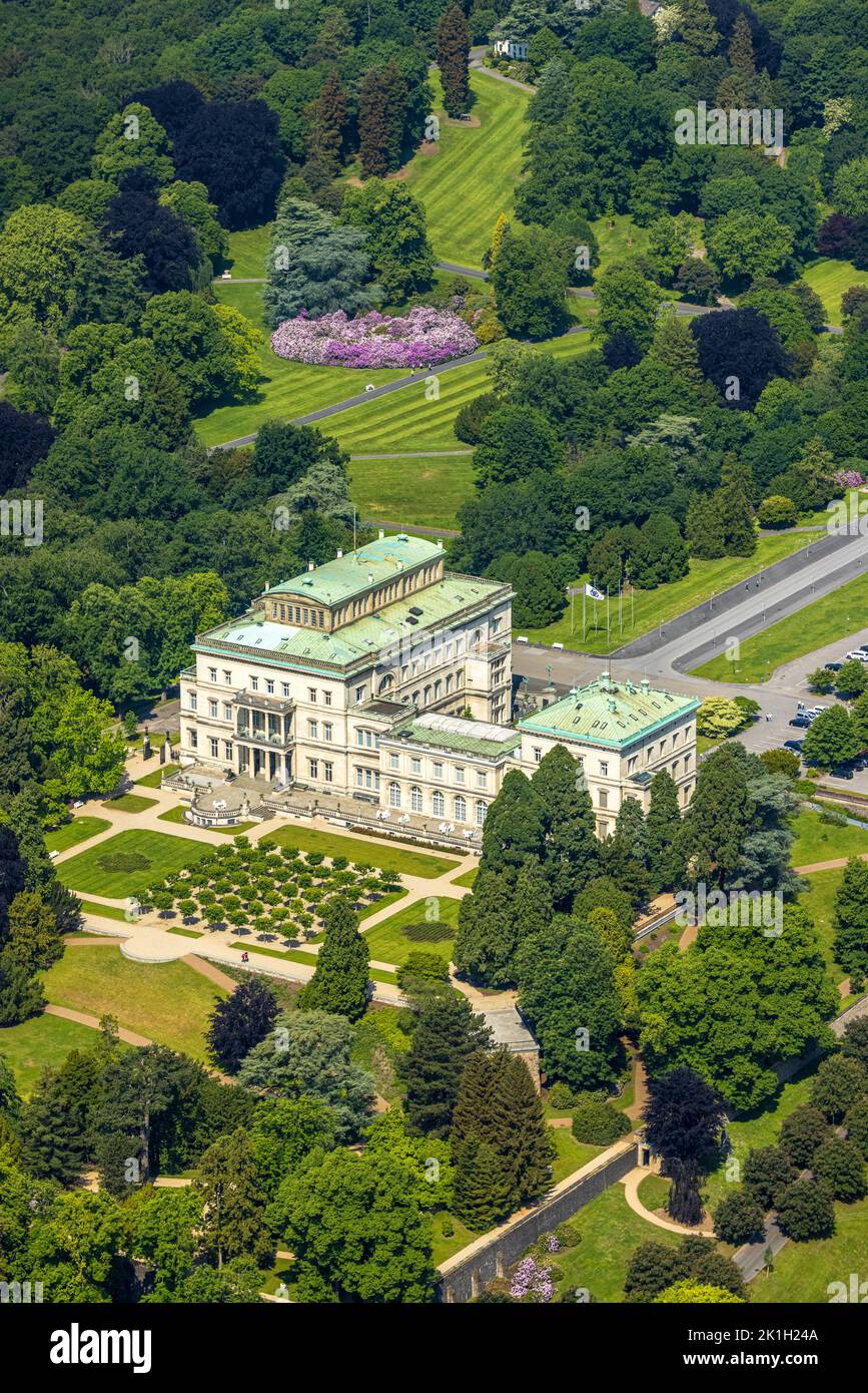 Veduta aerea, Villa Hügel e parco con fiore di rododendro, ex residenza e casa rappresentativa della famiglia industriale Krupp, Essen-Breden Foto Stock