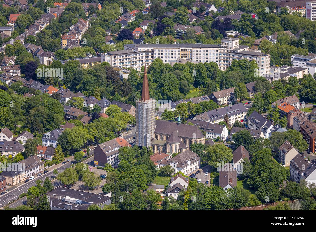 Vista aerea, campanile avvolto per il restauro della chiesa cattolica di San Hubertus, sullo sfondo la Huyssens Foundation Clinics, Huttrop, Essen, R Foto Stock
