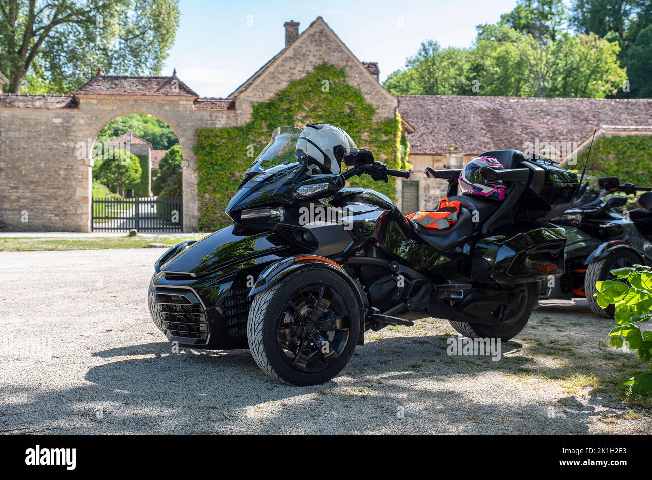 Primo piano di una moto a tre ruote parcheggiata Foto Stock