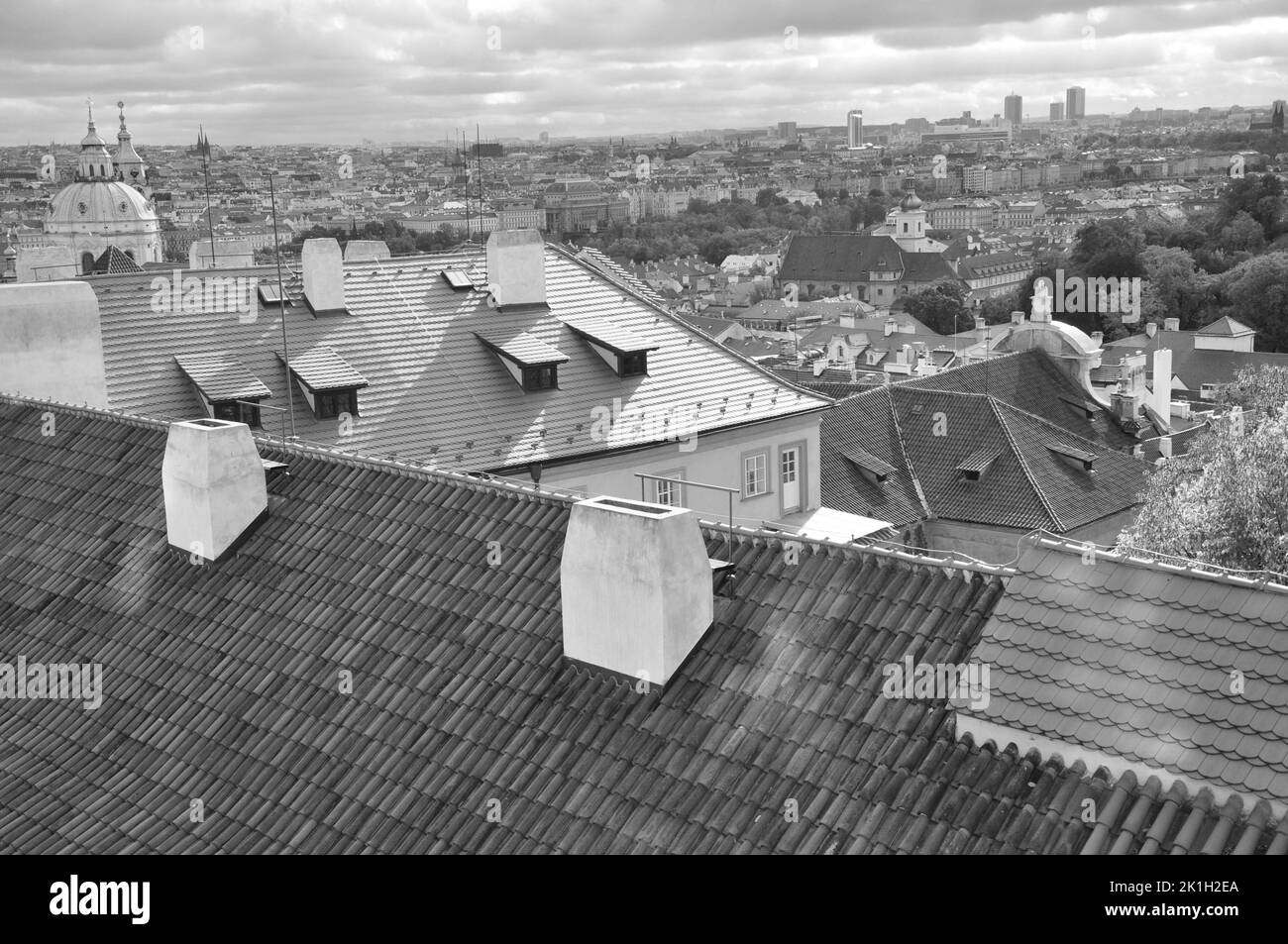 Una scala di grigi dei tetti della Città Vecchia di Praga, Repubblica Ceca Foto Stock