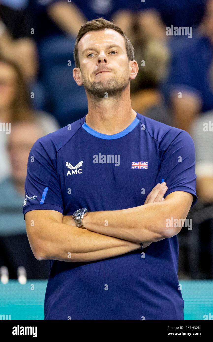 18th settembre 2022; Emirates Arena , Glasgow, Scozia; Davis Cup Tennis, Gran Bretagna contro Kazakistan: Joe Salisbury/Neal Skupski contro Alexander Bublik/Aleksandr Nedovyesov Captain - Leon Smith cercando perplesso. Foto Stock