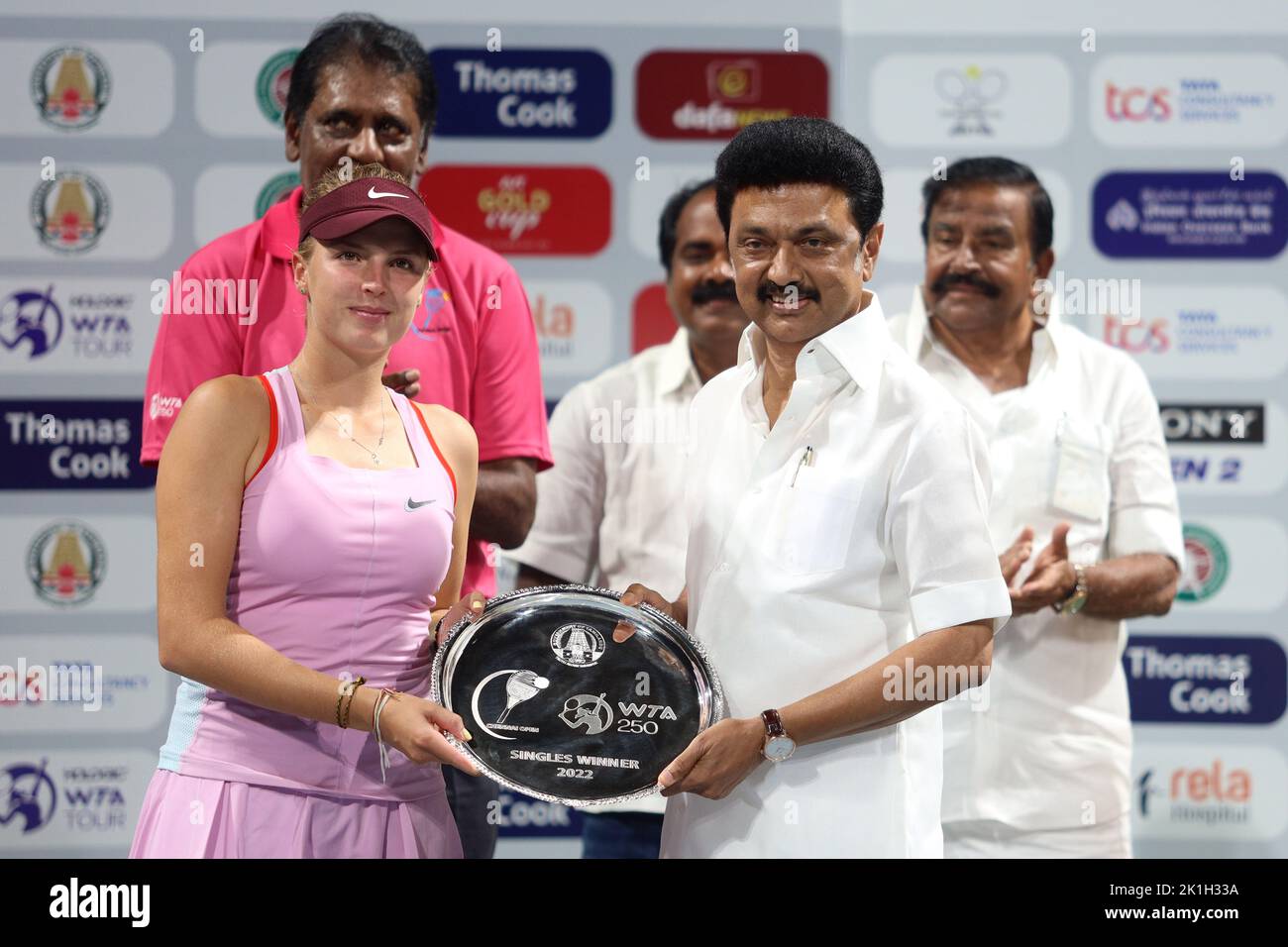 Chennai, Tamil Nadu, India. 18th Set, 2022. Ministro Capo di Tamilnadu M.K. Stalin presenta lo scudo a Linda Fruhvirtova dalla Repubblica Ceca per aver vinto contro Magda Linetta dalla Polonia durante la finale femminile del torneo di tennis Chennai Open 2022 del WTA Tour a Chennai. (Credit Image: © Sri Loganathan/ZUMA Press Wire) Foto Stock