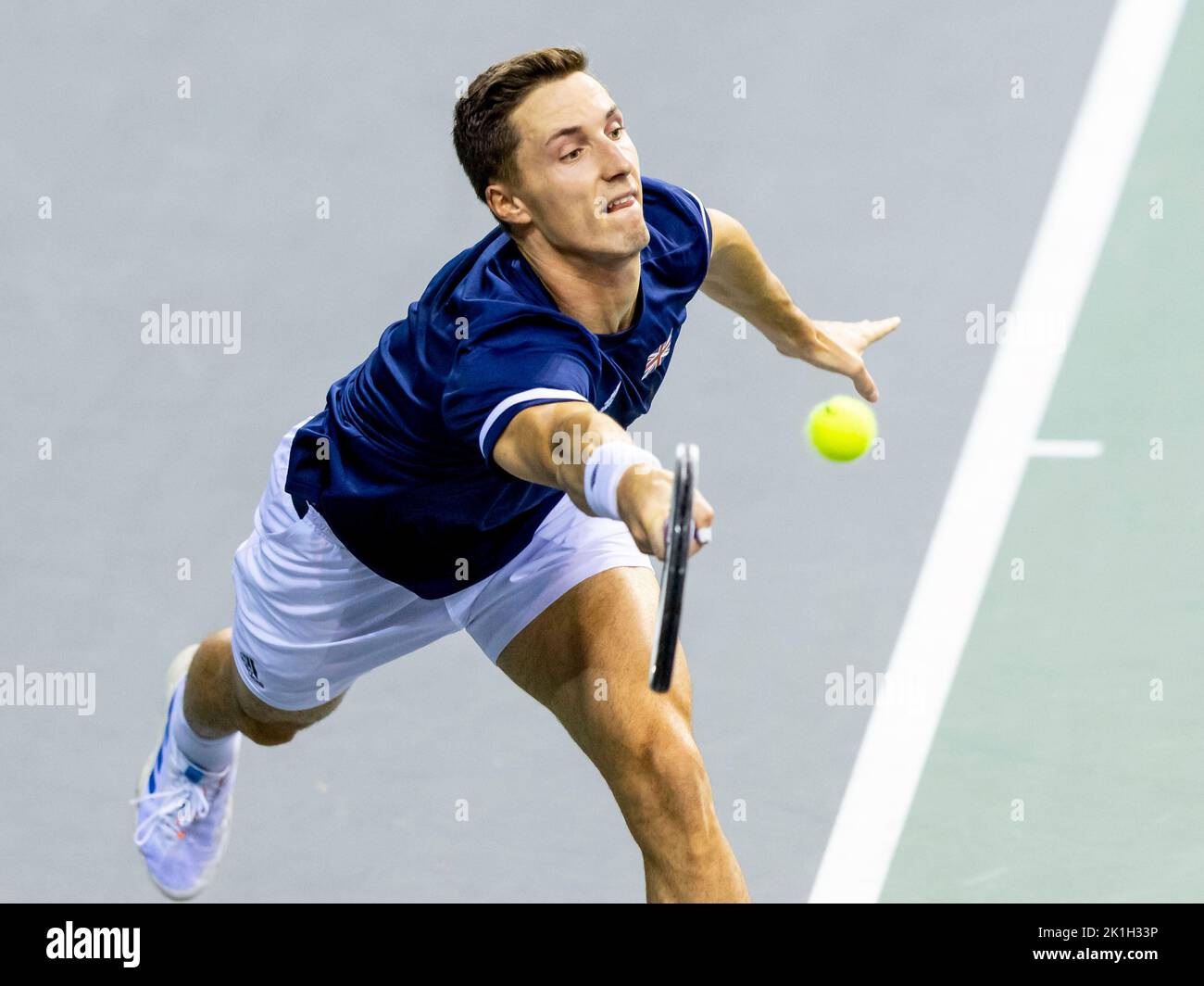 18th settembre 2022; Emirates Arena , Glasgow, Scozia; Davis Cup Tennis, Gran Bretagna contro Kazakistan: Joe Salisbury/Neal Skupski contro Alexander Bublik/Aleksandr Nedovyesov Joe Salisbury durante il primo set Foto Stock