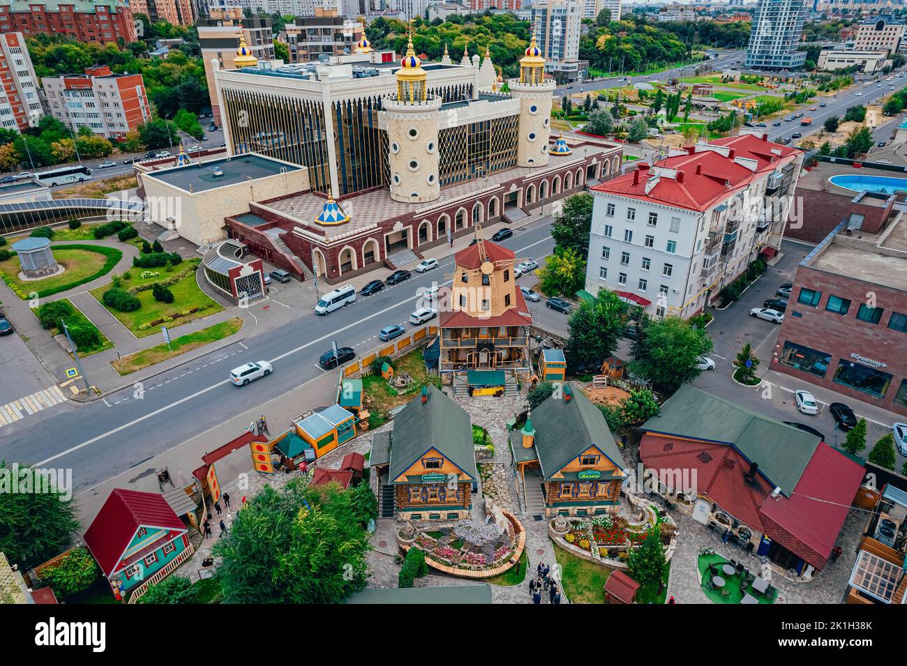 Kazan, Russia. Settembre 10, 2022. Complesso Tugan Avylym. Tradizionale architettura Tatar. Ethnocomplesso con musei, ristoranti e attrazioni. Una popolare attrazione turistica. Vista dall'alto. Foto Stock