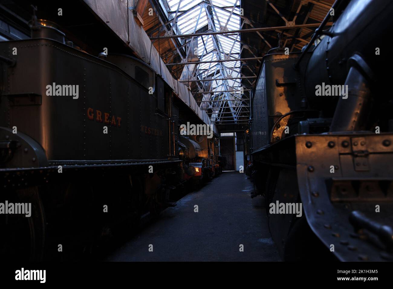 Locomotive all'interno del capannone Didcot. '5572' è sulla sinistra e '6106' è sulla destra. Foto Stock
