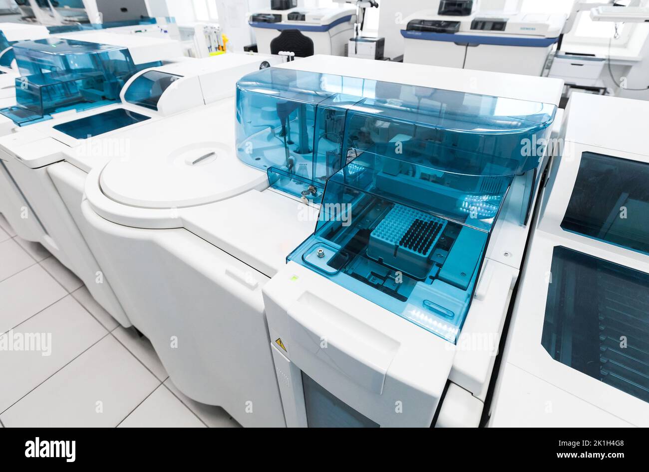 Frammento di sistema pre-analitico degli esami del sangue. Laboratorio clinico e banche del sangue apparecchiature completamente automatizzate si trovano in una sala di laboratorio bianca Foto Stock