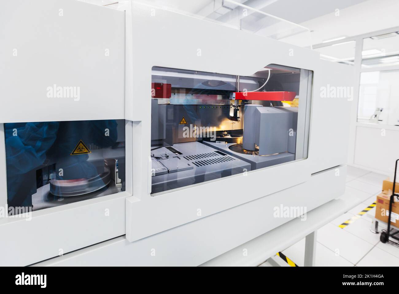La banca del sangue completamente automatica attrezzature per gli esami del sangue è in un laboratorio medico Foto Stock