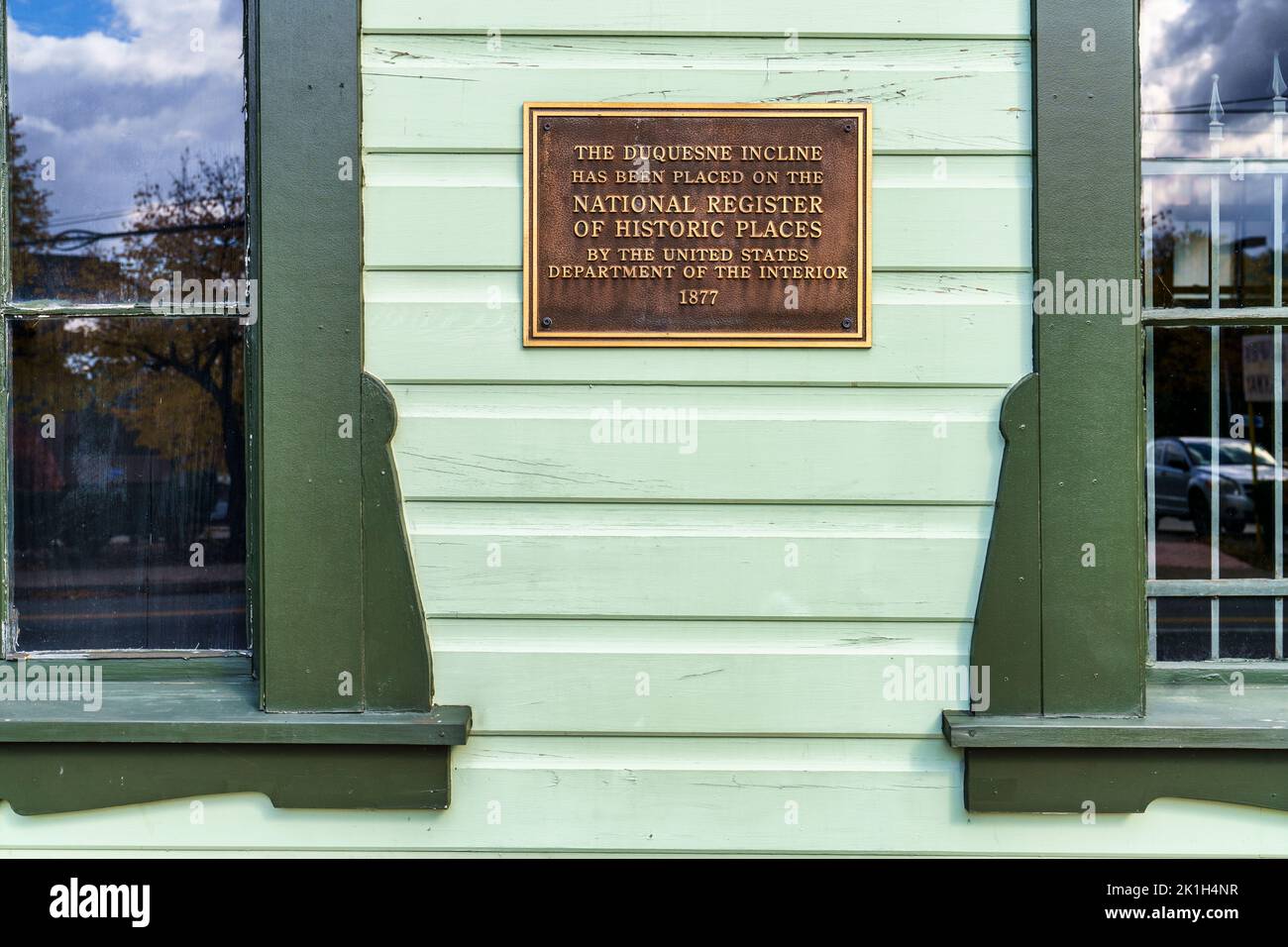 Targa del Registro Nazionale dei luoghi storici sulla parete della Stazione superiore della storica Duquesne Incline a Pittsburgh, Pennsylvania. Foto Stock