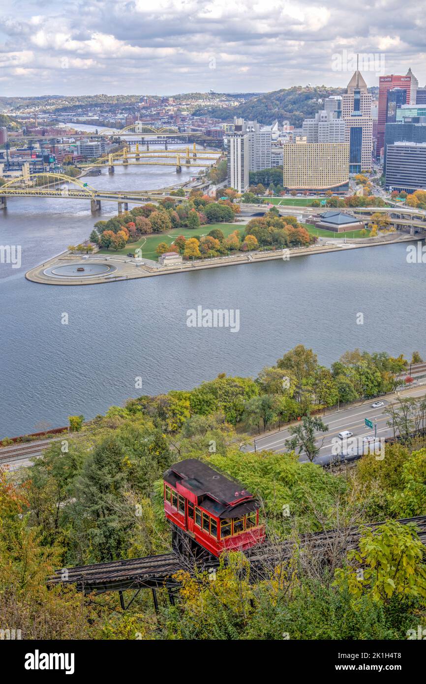 Funivia dello storico Duquesne Incline che sale sulle alture di Washington, con vista sul triangolo dei tre fiumi a Pittsburgh, Pennsylvania. Foto Stock
